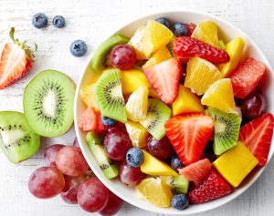 Header-Artikel: Eine Schüssel mit buntem Obst wie Kiwi, Erdbeeren, Orangen, Traube.