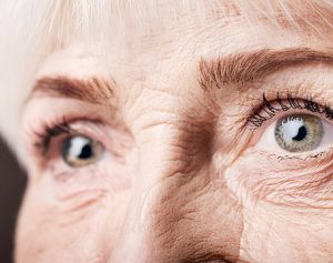 Nahaufnahme von Augen einer älteren Frau