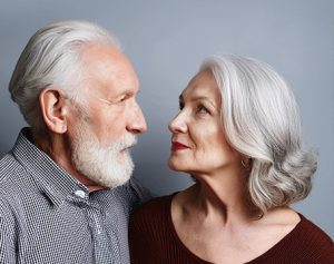 Header-Artikel: Älteres Paar mit schönen grauen Haaren