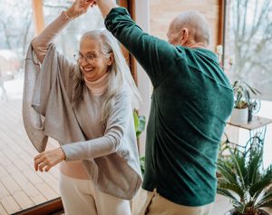 Header-Artikel: Älteres Paar tanzt gemeinsam.