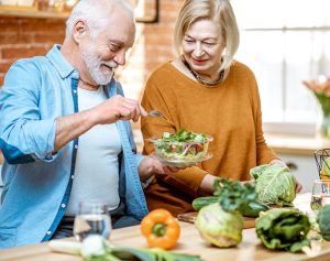 Header-Artikel: Paar macht sich einen Salat in der Küche.