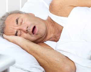 Artikel-Header: Mann liegt schlafend im Bett