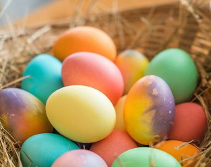 Großaufnahme von bunten Eiern in einem Osternest