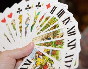 Großaufnahme von Tarock-Karten.